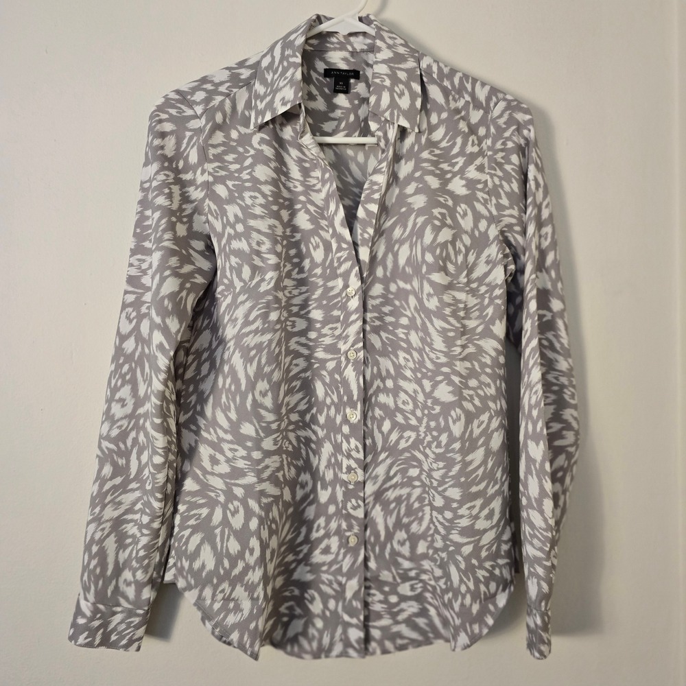 Ann Taylor Blouse Long Sleeve Womens Extra Small Gray White Silky Button Down